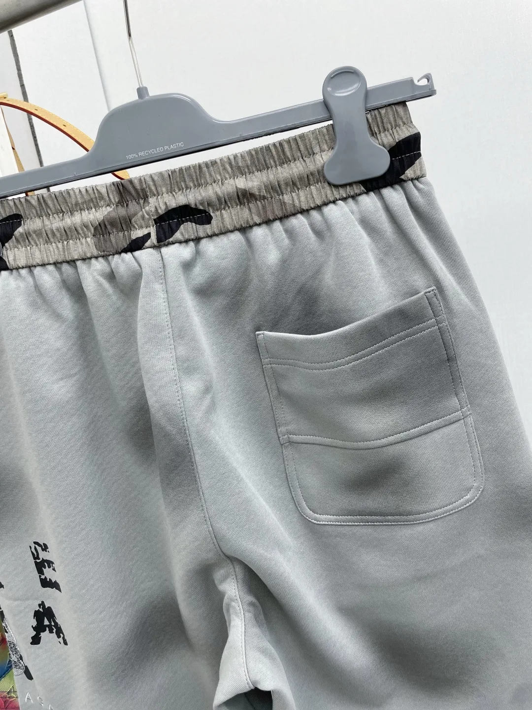 Bal Paris 2026 Summer New Arrival casual shorts with contrasting colors and blurred letters brand LOGO are on sale simultaneously on the official website. Brand Classic LOGO casual pants, customized fabrics, excellent comfort and strong touch. Highly recognisable, perfect appearance and craftsmanship. Size:M-3XL